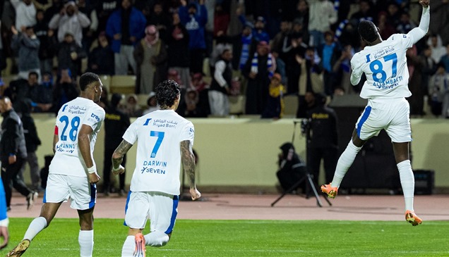 الهلال يهزم نيوم ويعزز صدارته