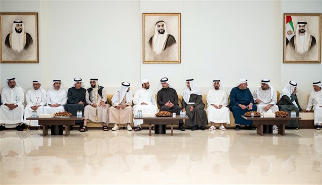 هزاع بن زايد يُقدم واجب العزاء بعد وفاة حمد بن راشد بن حمد الهاجري