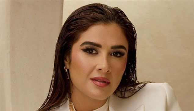 ياسمين عبدالعزيز تهدد باللجوء للقضاء بعد واقعة "الصور المسيئة"