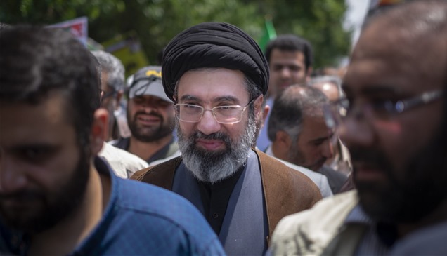 "ملياردير الظل".. تقرير يكشف شبكة ثروة هائلة لنجل خامنئي