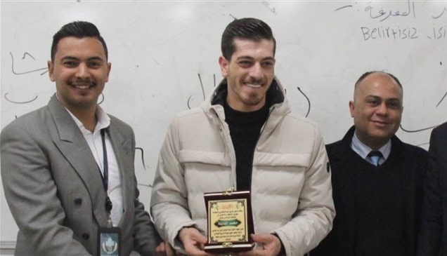 شاهد| تكريم مؤثر أردني داخل جامعة يثير عاصفة من الانتقادات