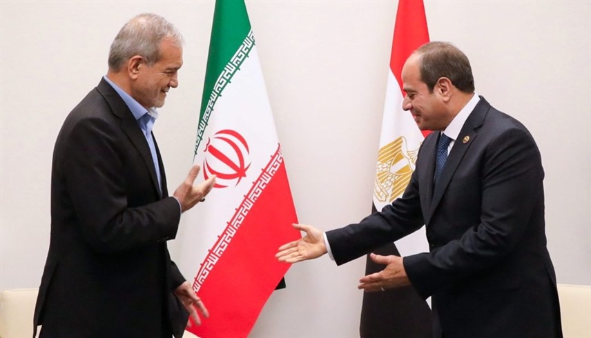الرئيس المصري عبدالفتاح السيسي ونظيره الإيراني مسعود بزشكيان (أرشيف)