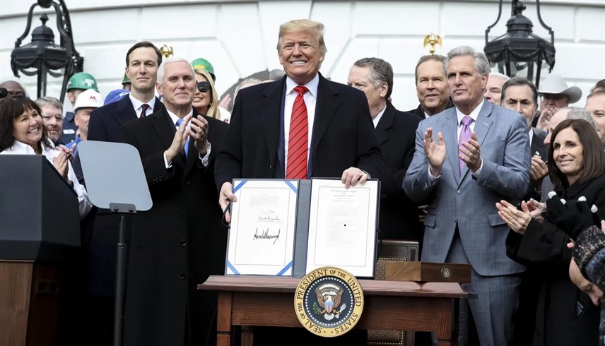 ترامب يستعرض توقيعه على اتفاقية USMCA بين الولايات المتحدة وكندا والمكسيك (أرشيف)