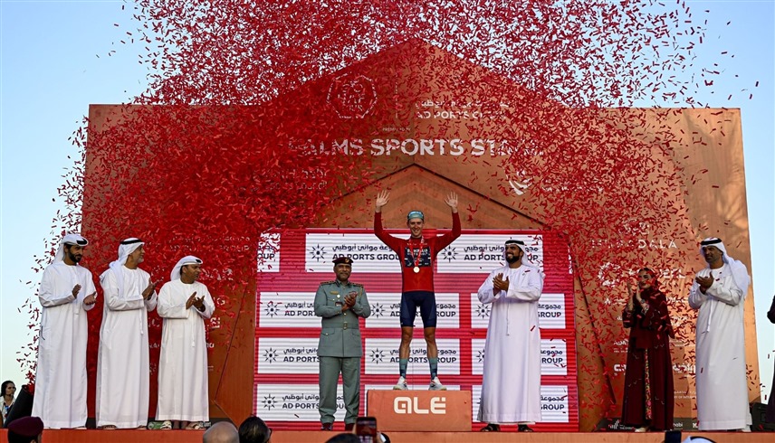 جانب من تتويج جوناثان ميلان عقب فوزه بالمرحلة الرابعة من طواف الإمارات (وام)