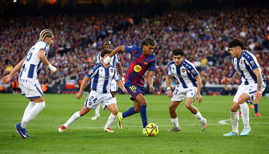 من لقاء برشلونة وليفانتي (رويترز)