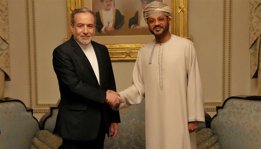وزير الخارجية العماني بدر البوسعيدي ونظيره الإيراني عباس عراقجي في مسقط (إكس)