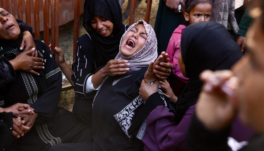 الناس ينوحون خلال جنازة طفل فلسطيني قتل في غزة (أ ف ب)