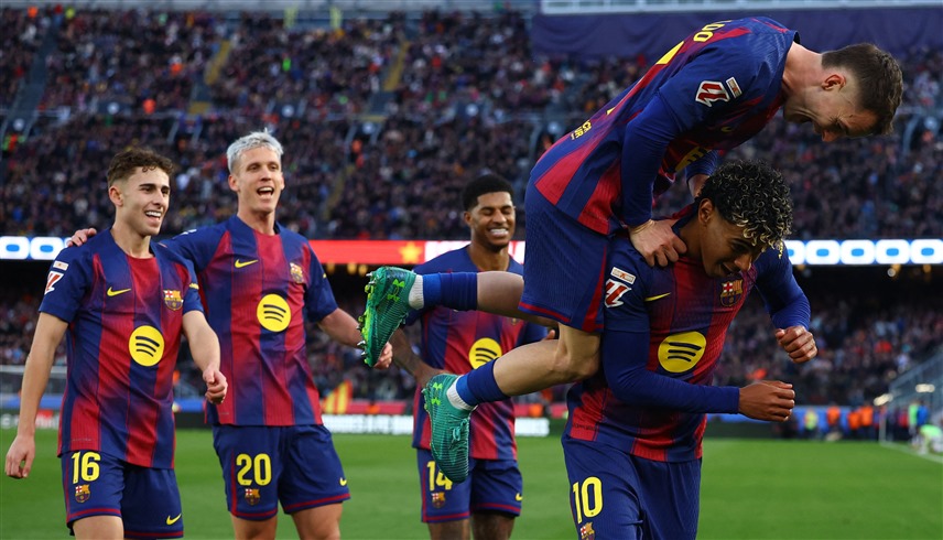 فرحة لاعبي برشلونة بهدف لامين يامال (رويترز)