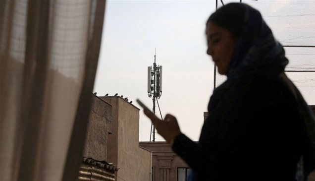 بلومبرغ: تأخر التمويل الأمريكي يحرم ربع الإيرانيين من الانترنت