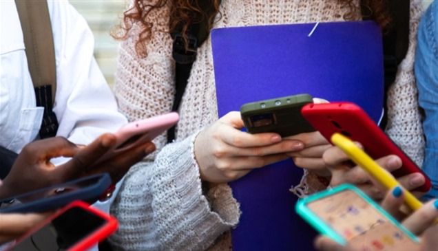 هل تحول التصفح القهري إلى "تبغ رقمي" يغتال المراهقين؟