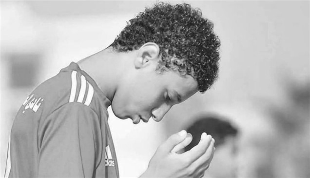وفاة لاعب كرة قدم أثناء توزيع وجبة الإفطار