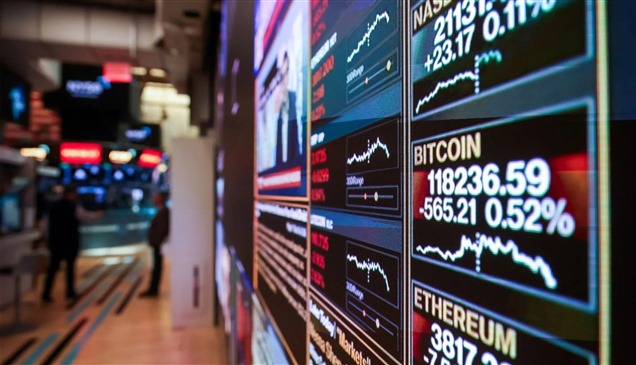 بيتكوين تهبط دون 65 ألف دولار.. هل تقودها الرسوم نحو 60 ألفاً؟