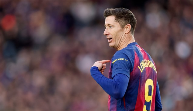ليفاندوفسكي يحدد موعد حسم مصيره مع برشلونة