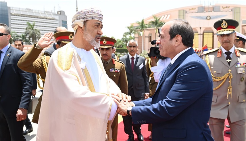 الرئيس المصري عبدالفتاح السيسي وسلطان عمان هيثم بن طارق في لقاء سابق (الرئاسة المصرية)