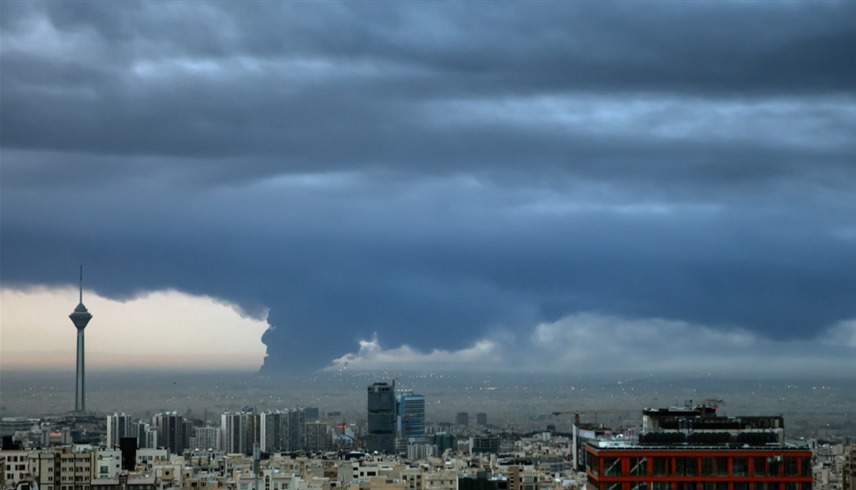 دخان يتصاعد من مستودع نفط في شهران نتيجة للهجمات الإسرائيلية 