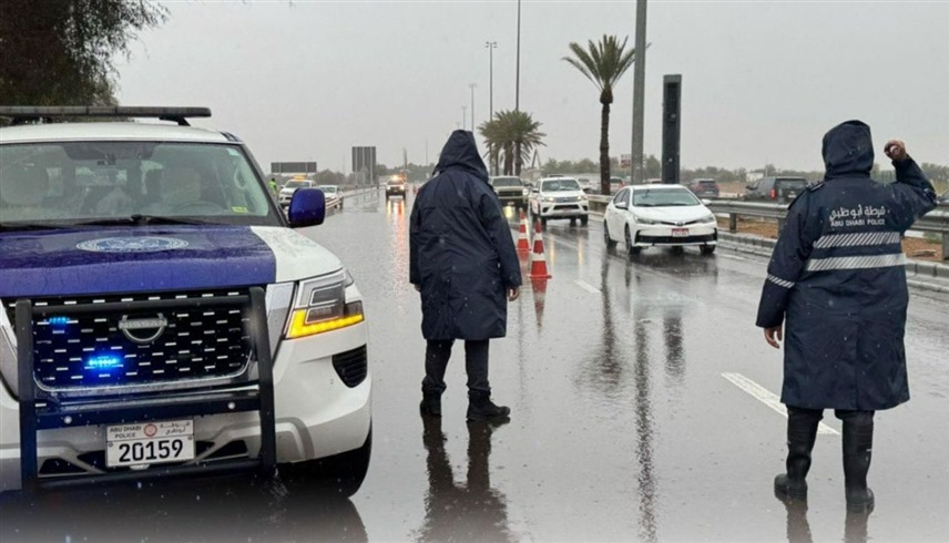 شرطة أبوظبي تنظم المرور أثناء هطول أمطار الخير (حساب شرطة أبوظبي على إكس)