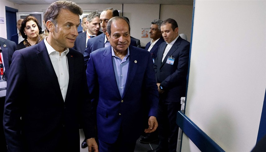 السيسي وماكرون خلال لقاء سابق بينهما في مصر (رويترز)