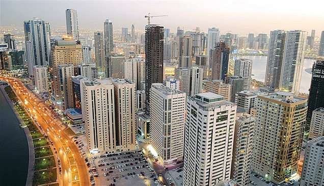 الشارقة.. السيطرة على حريق عرضي في مستودع دون إصابات