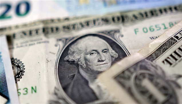 الدولار يتراجع وسط صدمة أسعار النفط