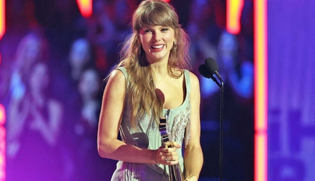 لغز النجاح المستمر: لماذا تظل تايلور سويفت الرقم الأصعب في معادلة الفن والتسويق؟