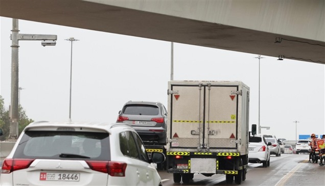 شرطة أبوظبي تدعو إلى عدم الوقوف تحت الجسور والأنفاق أثناء الأمطار