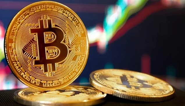 البتكوين تستعيد بريقها وتصل لـ74 ألف دولار