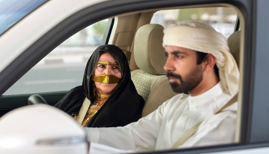 "قُد كأن والدتك بجانبك" تضع دبي في صدارة المبادرات الإبداعية مجتمعياً