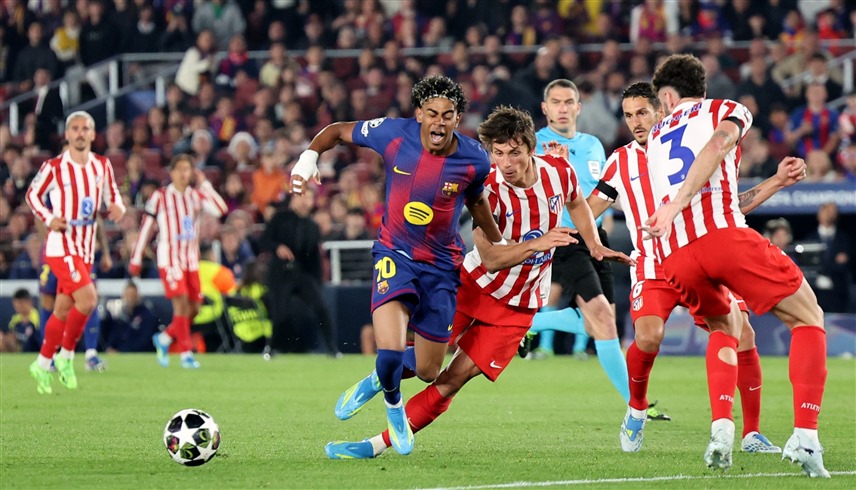 من مباراة برشلونة وأتلتيكو مدريد (رويترز)