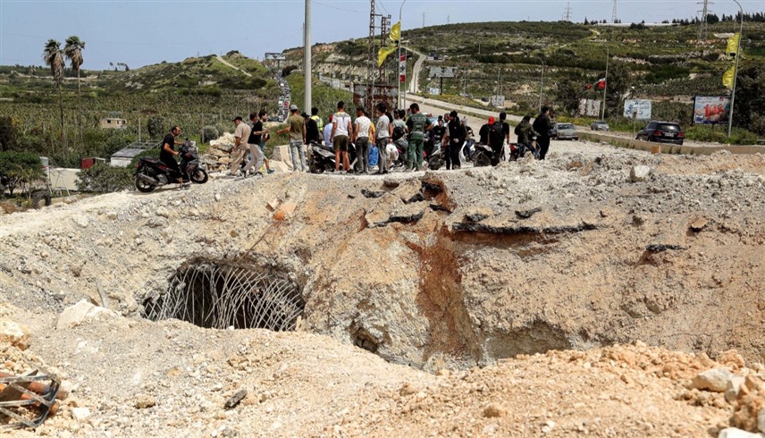 لبنانيون ينتظرون عبور ما تبقى من جسر القاسمية في طريق عودتهم إلى منازلهم جنوب البلاد