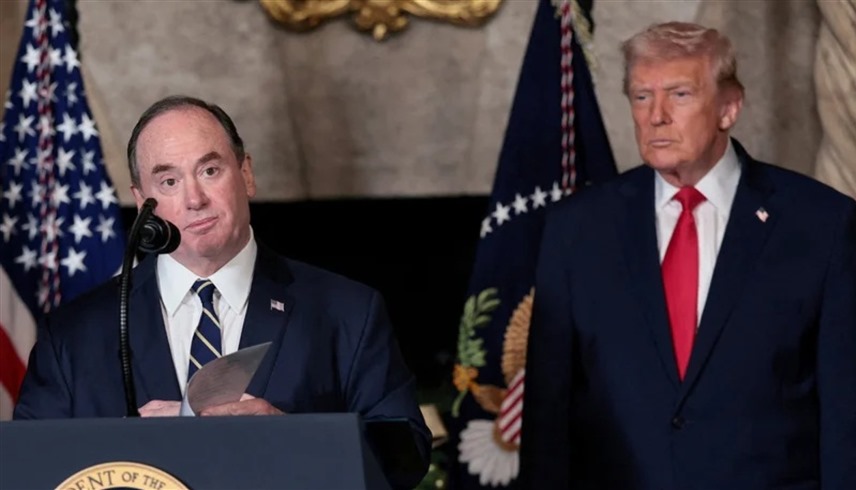 الرئيس الأمريكي دونالد ترامب، ووزير البحرية المقال جون فيلان (إكس)