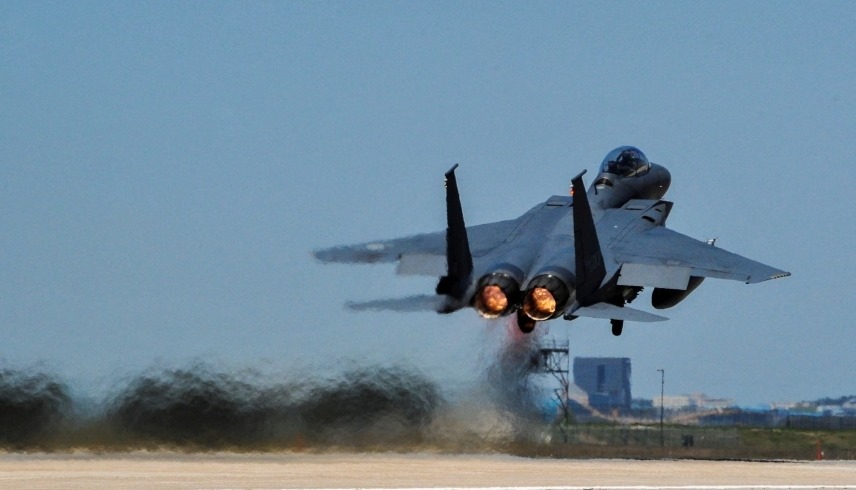 تصادم مقاتلتين بسبب صورة شخصية