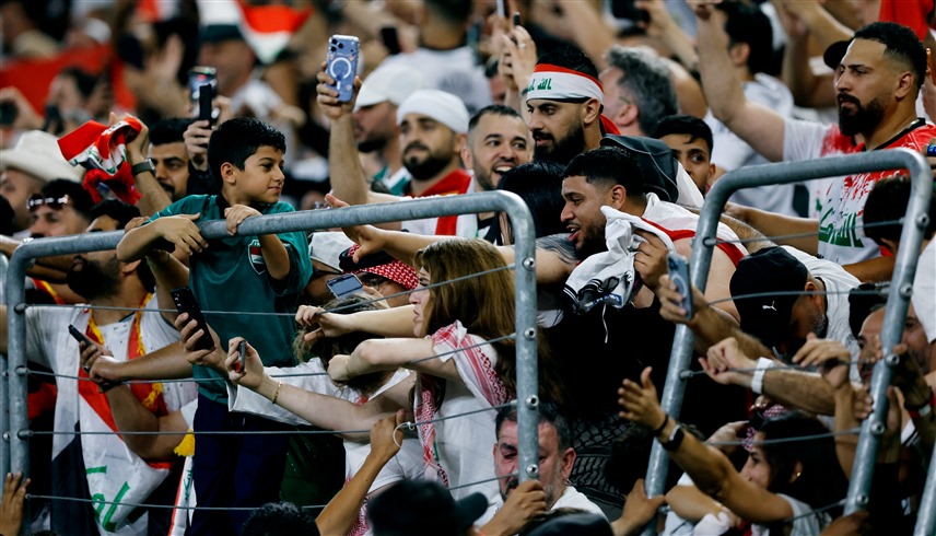 الجماهير العراقية في مباراة العراق وبوليفيا  (رويترز)