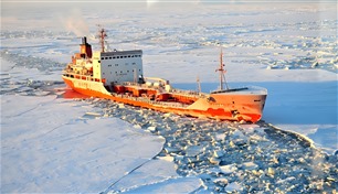 ميكروبات "آكلة للنفط".. سباق علمي لإنقاذ القطب الشمالي من كارثة بيئية