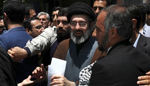 فاقد للنطق ومبتور الساق.. تقرير يكشف إصابات خطيرة لمجتبى خامنئي 