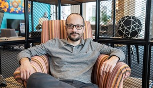 ملياردير عبقري في الرياضيات يحول الذكاء الاصطناعي إلى آلة لطباعة الأموال