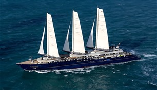 مدينة فندقية عائمة.. جولة داخل أكبر يخت شراعي في العالم