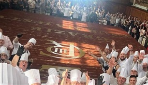 بـ 100 طاهٍ و3000 بيضة.. لندن تنتزع الرقم القياسي لأطول تيراميسو في العالم