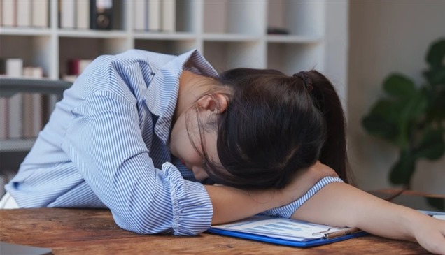 انتقام تدني الراتب.. موظفة تنام 5 ساعات يومياً بالمكتب وتصيب مديرها بأزمة صحية