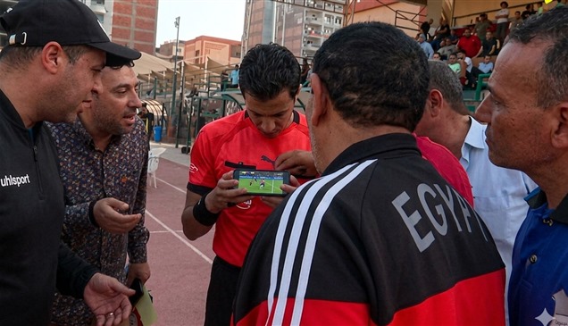فيديو: فضيحة تحكيمية.. كيف تسبب حسام حسن في إيقاف طاقم حكام مصري؟