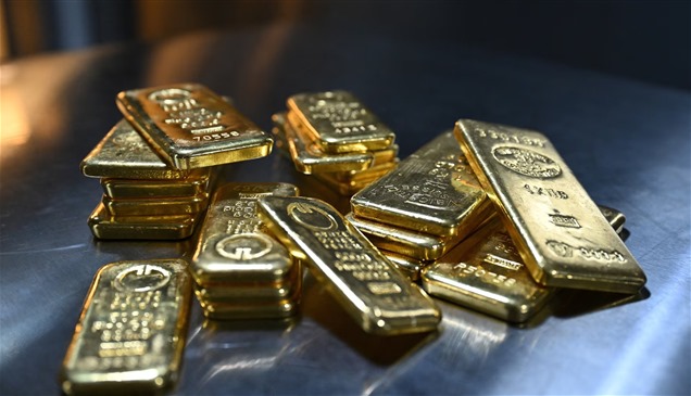 الذهب يتراجع مع صعود الدولار وسط ترقب بشأن محادثات أمريكا وإيران