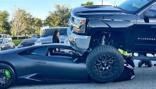 داخل موقف سيارات.. شيفروليه تدهس لامبورغيني بالخطأ