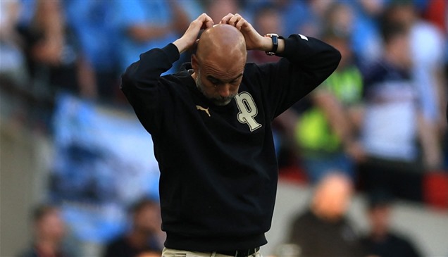 مشجع آرسنال ينفجر غضباً في وجه غوارديولا: "اترك لنا الدوري"