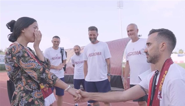 مورينيو يبتسم للحب.. فيديو قديم يشعل "السوشيال ميديا" مجدداً
