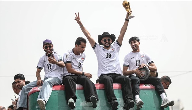 بحافلة مكشوفة.. منتخب العراق يجوب شوارع بغداد احتفالاً بالتأهل لكأس العالم